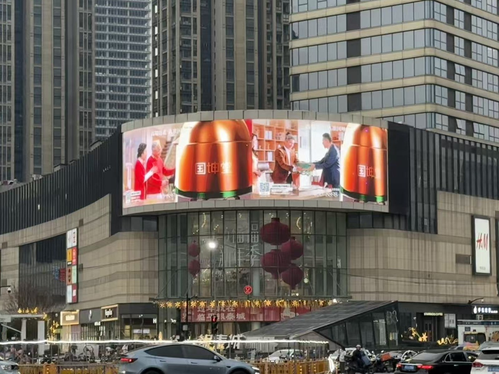 国坤堂临平银泰城2号门LED大屏另一画面出街实景