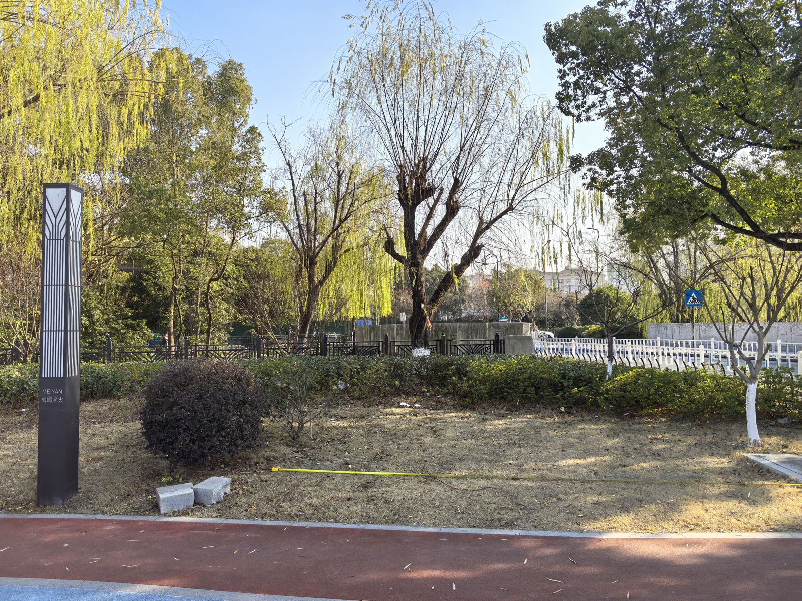 临平亭趾港河道整治项目施工前绿化与步道现场